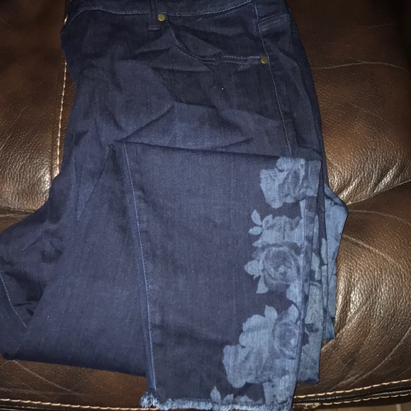 Dark light weight mid rise ankle jean - Picture 3 of 4